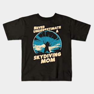 Never Underestimate A Skydiving Mom. Funny Kids T-Shirt